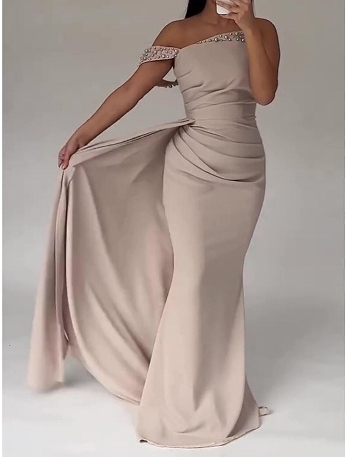 Abito da sera a trapezio, elegante, formale, con strascico a ruota, senza maniche, in chiffon con pieghe, arricciato e perline